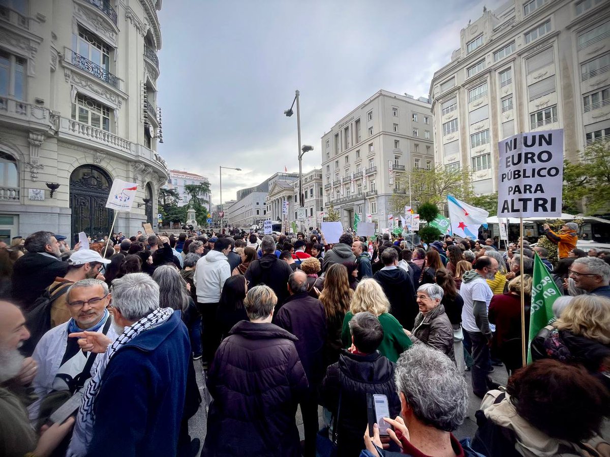 📸 Imaxes da concentración contra a macrocelulosa Altri diante do Congreso en Madrid.