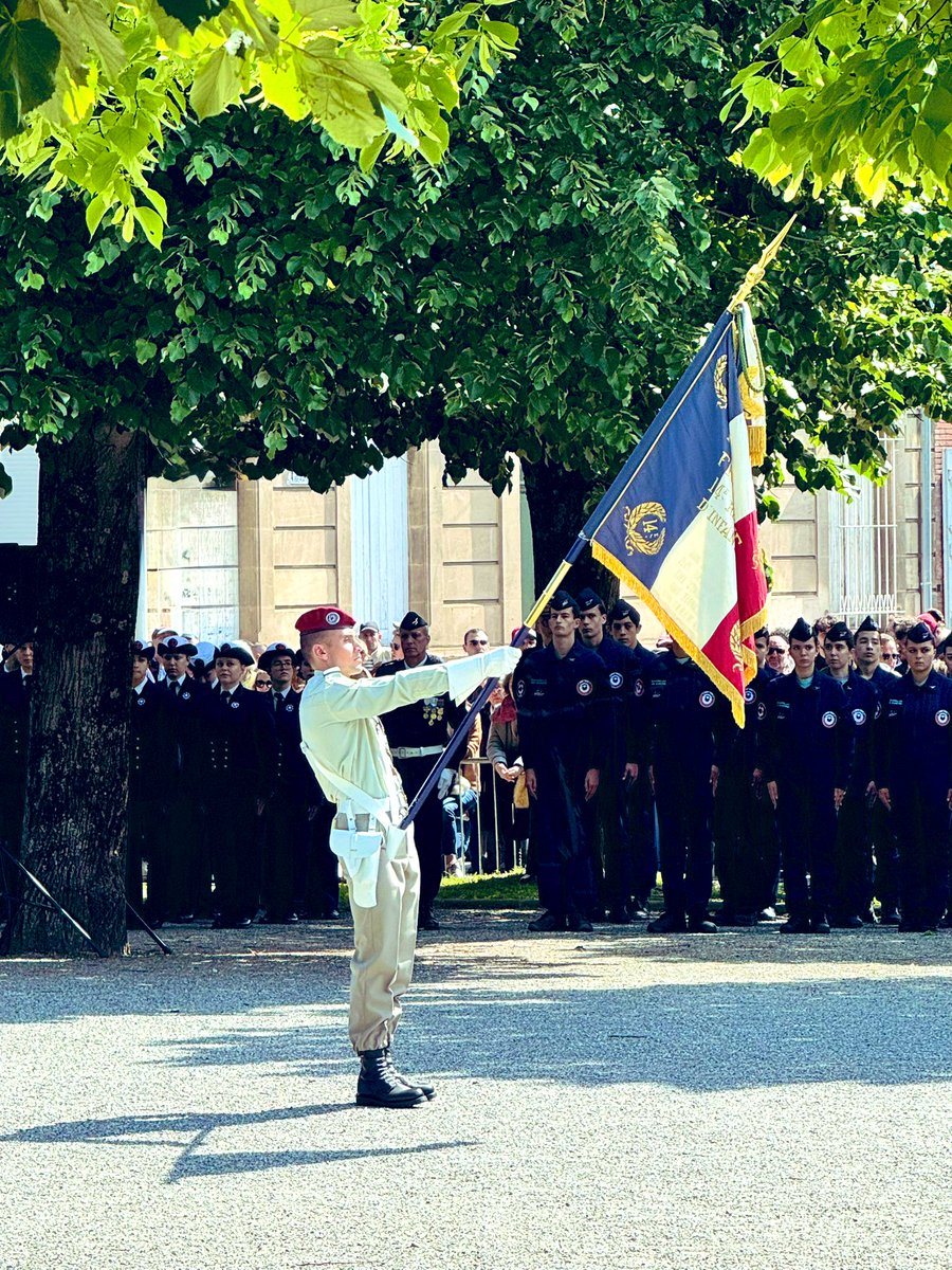 🇫🇷 il y a 80 ans, les Alliés triomphaient de l’Allemagne nazie. 
Aujourd’hui nous rendons hommage à tous ceux qui ont résisté et se sont battus pour que la France reste libre #8mai1945
Merci aux élèves du département pour leur implication d’aujourd’hui.
