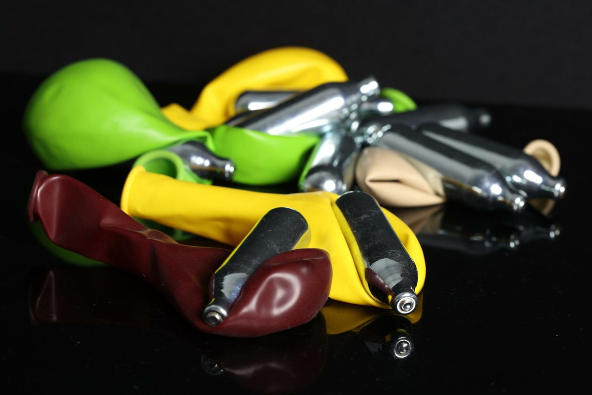 🚨Dans la matinée du 8 mai à #Montpellier, un individu effectuait des va-et-vient entre son utilitaire et la sortie d’une discothèque.
En surveillance, les policiers découvrent une grande quantité de cartons de protoxyde d’azote
#Protéger