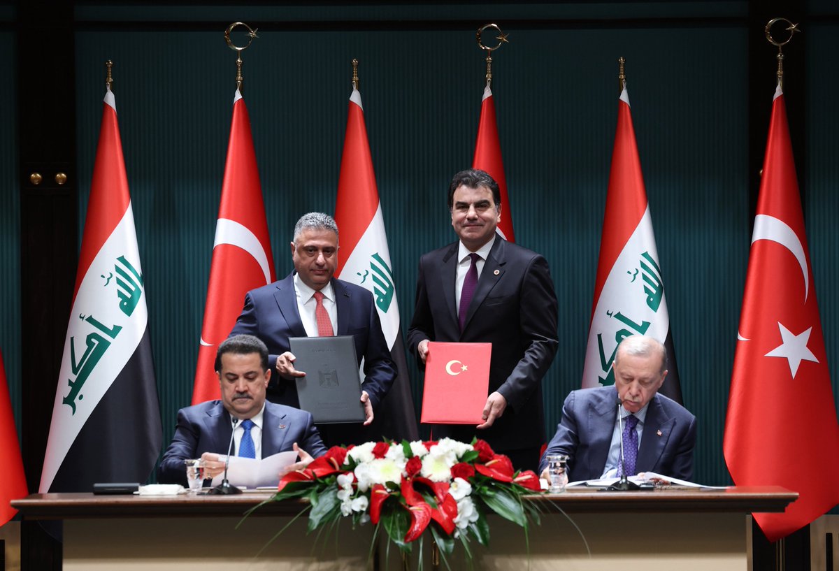 Mahmut_aga__'s tweet photo. Irak ve Türkiye arasında en güvenilir köprü her zaman Türkmenler (Irak Türkleri) dir.

🇹🇷🇮🇶
Bugün köklü tarihi ve kültürel bağlara sahip iki ülke arasında stratejik bir adım atıldı, Hayırlara vesile olmasını dilerim.

@tcsavunma 
@heybetmusa 
@MSB_ASFAT