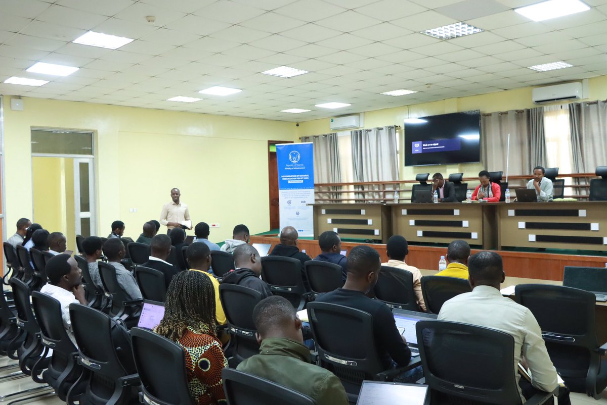 BugeseraDistr's tweet photo. Uyu munsi, abakozi ba @RwandaInfra bahuguye abakoze b’Akarere n’Imirenge bafite aho bahuriye n'imyubakire, kuri Politike y'igihugu ivuguruye y'imitunganyirize y'Imijyi ndetse na sisitemu nshya #Kubaka isabirwaho serivisi z'imyubakire.
Bahawe ikaze na Vice Mayor @umwalia9. https://t.co/Fwyly8HqEP