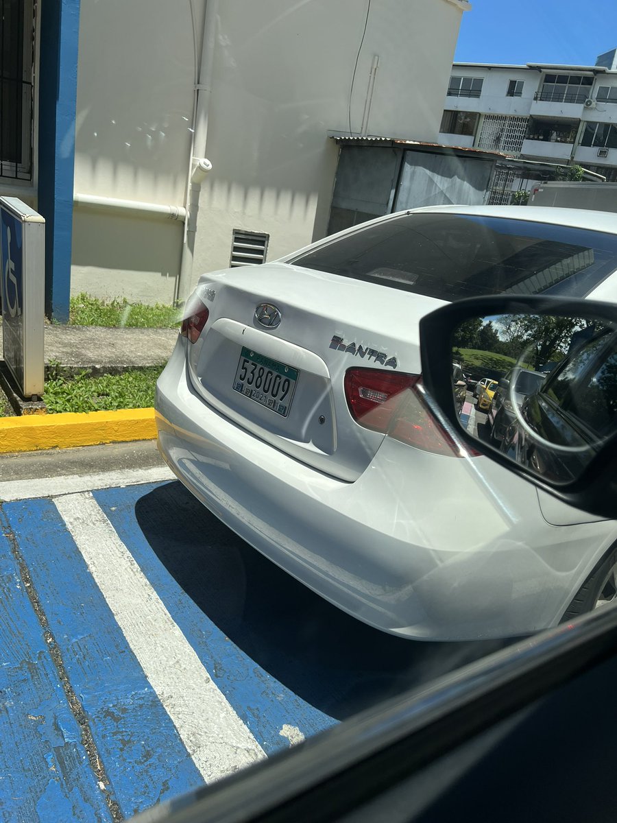 itspatricianca's tweet photo. Que tristeza ir a la policlínica Carlos N. Brin en San Francisco y ver cómo no hay control de los estacionamientos de discapacitados. Se estacionan sin el permiso adecuado y los seguridad no hacen nada. Muy triste. @CSSPanama @Mayer @311Panama @AlvaroAlvaradoC @tvnnoticias https://t.co/dqrsVPmDHR