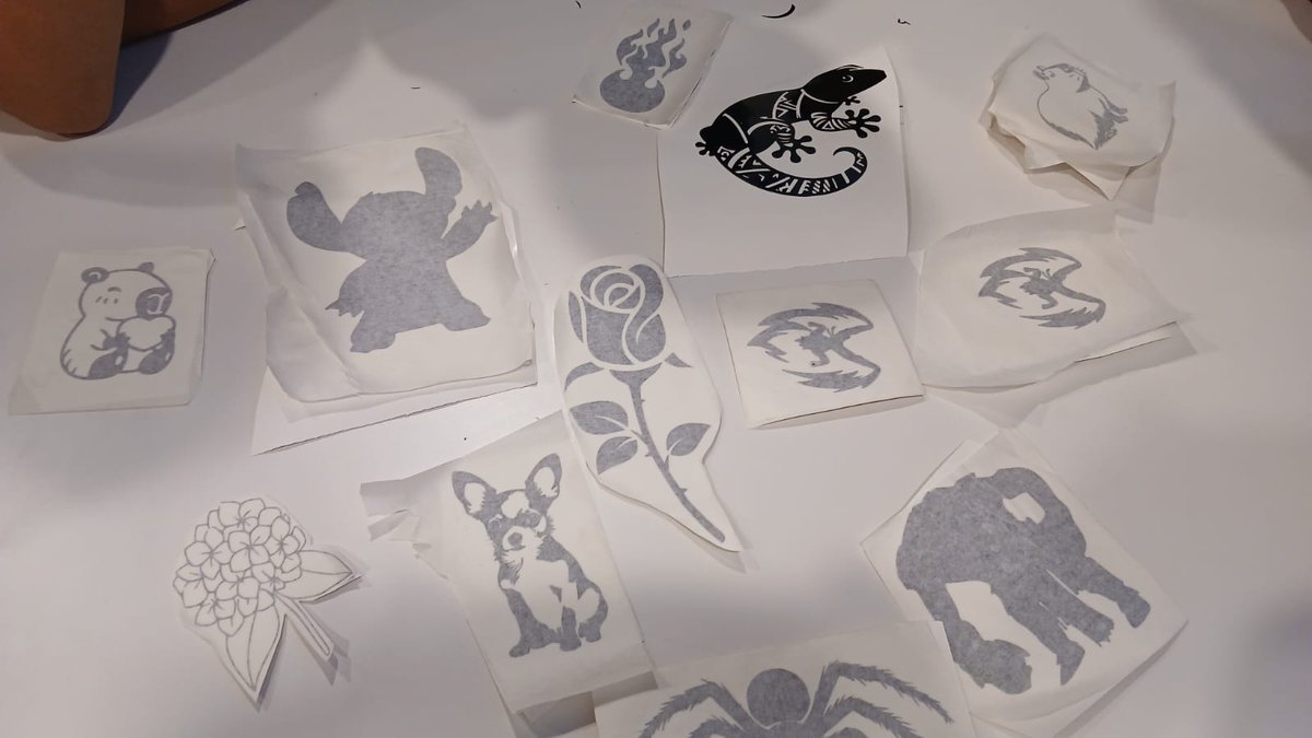 BibEsparreguera's tweet image. Avui hem fet el primer #BiblioLabXBM de tall de vinil! 👏Al taller "Crea el teu propi adhesiu amb vinil" els infants han pogut triar una imatge, veure com funciona la màquina de tall de vinil i tot seguit, crear el seu adhesiu.
#Esparreguera #bibliotequesxbm