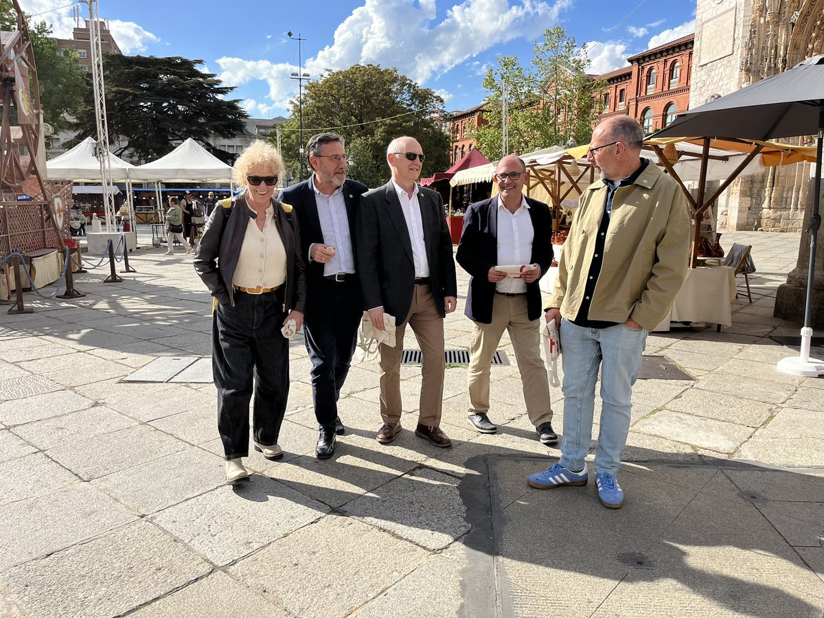 PSOE_AytoVLL's tweet photo. Cerca de 100 artesanos dan vida al Mercado Castellano de la mano de #FOACAL en la zona de San Pablo y Cadenas de San Gregorio en #Valladolid que hoy han recorrido los concejales de Grupo Municipal Socialista y que se podrá visitar hasta el 13 de mayo https://t.co/vSCayq3FBl