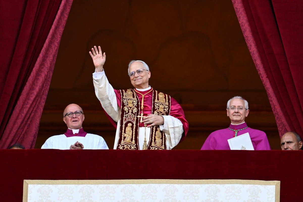 news_vaticano's tweet photo. Habemus Papam. Roberto Francisco Prevost , primer Papa Agustino, tiene casi 70 años. Eligió el nombre de León XIV. Prefecto del Dicasterio para los Obispos, fue elegido el 267º Papa de la historia. https://t.co/1Xzh6H8tr4