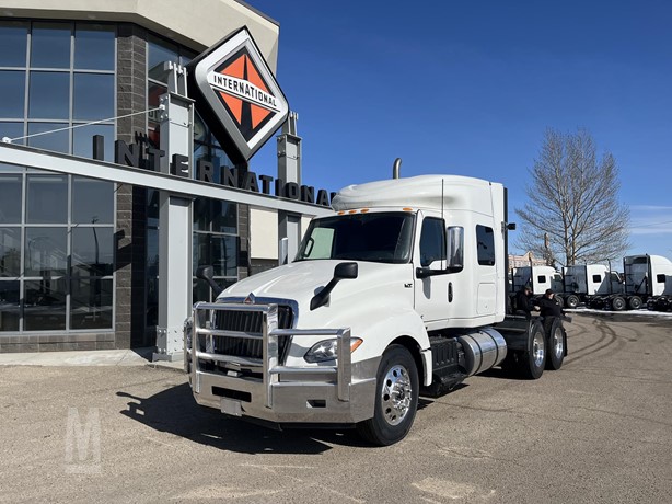 MarketBookCA's tweet image. Feel the power! 💪🚚

These 565 HP, 18 Speed manual transmission in stock, available now, and ready to roll! Locations across western Canada, shipping available.

📲 @DiamondIntTrux
View inventory HERE ➡️ ow.ly/GkNi50VOHLi

#trucking #CanadaTrucks #TruckLife