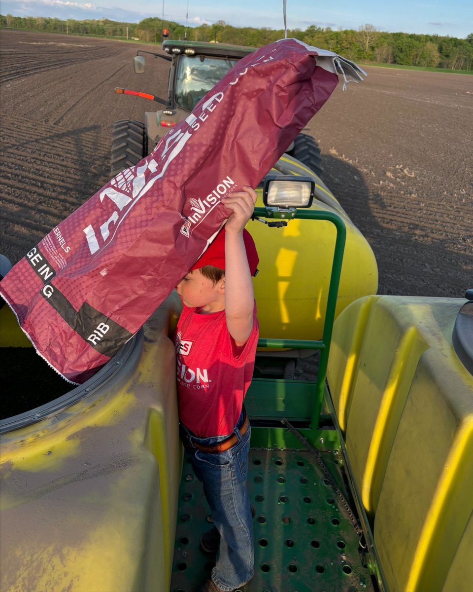 FSCooperatives's tweet image. They’re growing fast—and with #FSInVISION and #FSHiSOY, so is your operation. 
#GrowWithFS