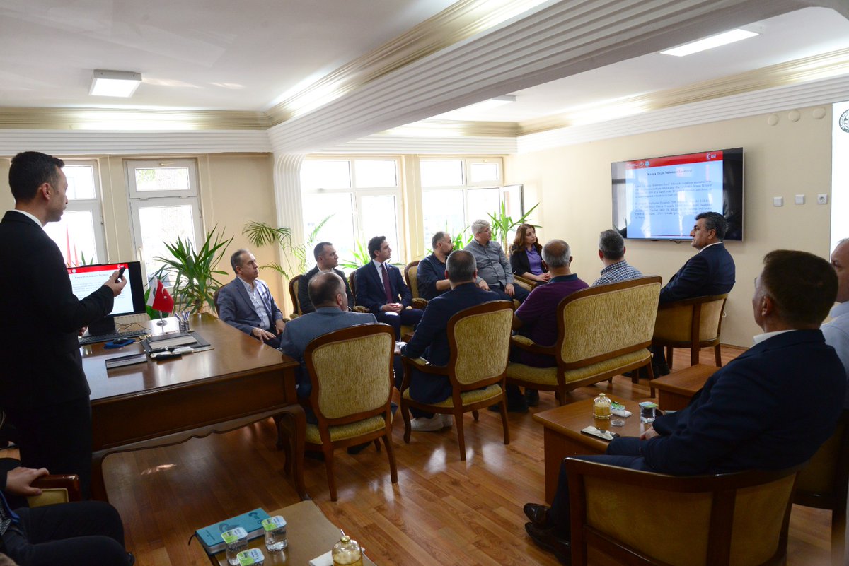 💦 Toplantıda sulama birliklerinin yürüttüğü işler, Çumra Sulamasının işleyişi ile verimli su yönetimi konuları ele alınırken konu ile alakalı Konya Ovası ve Sulaması ( KOS ) Şube Müdürlüğümüz ile Çumra Sulama Birliği tarafından sunum gerçekleştirildi.