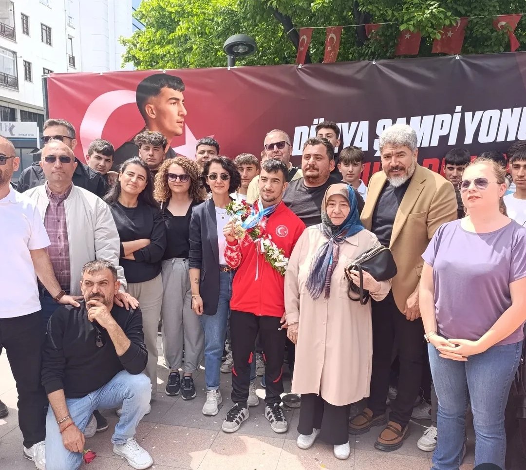 TÜGŞAV ÇANKIRI (@gaziler_ve) on Twitter photo Dünya ŞAMPİYONU olan hemşehrimiz Milli Halterci Ramazan Efe Yılmaz'ı törenle karşıladık.
<a href="/GazilerVakfi/">TÜGŞAV</a> <a href="/lokman_aylar/">Gazi Lokman Aylar</a> <a href="/kasimpekacar/">Kasım PEKACAR</a> <a href="/firattasolar/">M. Fırat Taşolar</a> <a href="/ismailhakkiesen/">İsmail Hakkı Esen</a> <a href="/drpelinyilik/">Doç.Dr. Pelin Yılık</a> <a href="/akbasogluemin/">Av. M.Emin AKBAŞOĞLU 🇹🇷</a> <a href="/maarif_gazi/">m. arif</a> Dünya ŞAMPİYONU olan hemşehrimiz Milli Halterci Ramazan Efe Yılmaz'ı törenle karşıladık.
<a href="/GazilerVakfi/">TÜGŞAV</a> <a href="/lokman_aylar/">Gazi Lokman Aylar</a> <a href="/kasimpekacar/">Kasım PEKACAR</a> <a href="/firattasolar/">M. Fırat Taşolar</a> <a href="/ismailhakkiesen/">İsmail Hakkı Esen</a> <a href="/drpelinyilik/">Doç.Dr. Pelin Yılık</a> <a href="/akbasogluemin/">Av. M.Emin AKBAŞOĞLU 🇹🇷</a> <a href="/maarif_gazi/">m. arif</a>