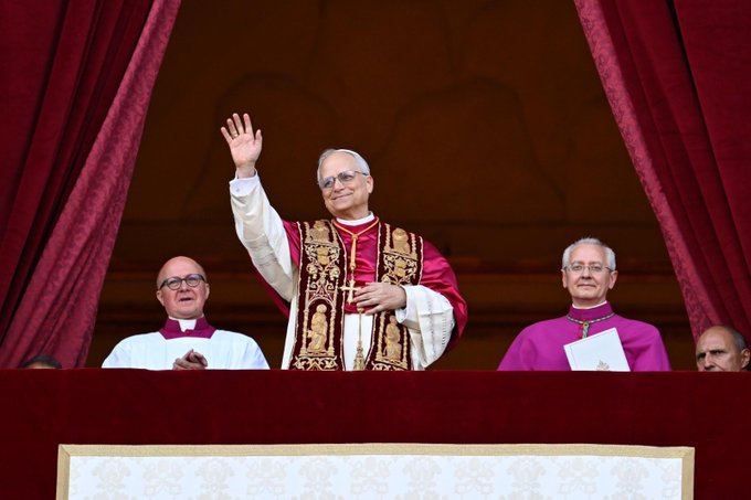 vaticannews_es's tweet image. Robert Francis #Prevost, es el primer #Papa agustino, tiene casi 70 años. Eligió el nombre de León XIV. Ya Prefecto del Dicasterio para los Obispos, fue elegido a las 18:07. Es el 267º Papa de la historia. vaticannews.va/es/papa/news/2…