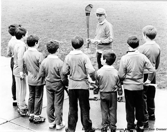 PETER POWER HURLING COACH
Peter Power training young hurlers c1990. Peter's coaching sessions were a feature of Waterford school life for over 20 years. Ar dheis Dé go raibh a anam.

An article about Peter from 2013 irishexaminer.com/sport/gaa/arid…

rip.ie/death-notice/p…

📷 Rory Wyley