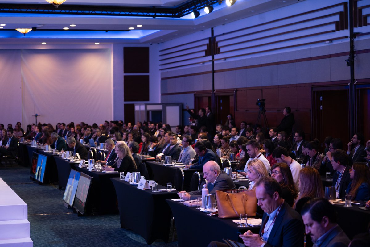 Hoy, en el panel de #InteligenciaArtificial del #EncuentroFDN2025 hablé sobre cómo la IA transformará nuestra forma de vivir. Su adopción parte de la apropiación: conectar, alfabetizar, generar uso y demanda. Así logramos proyectos sostenibles, mayor productividad y mejora en la