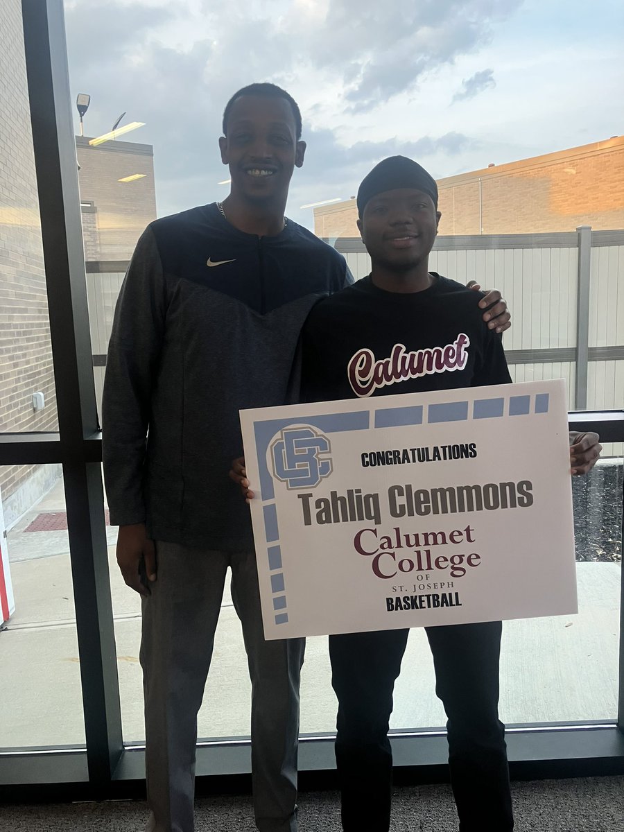 Tahliq_Clemmons's tweet photo. Signing night 📝 https://t.co/lSnqb9UYGI