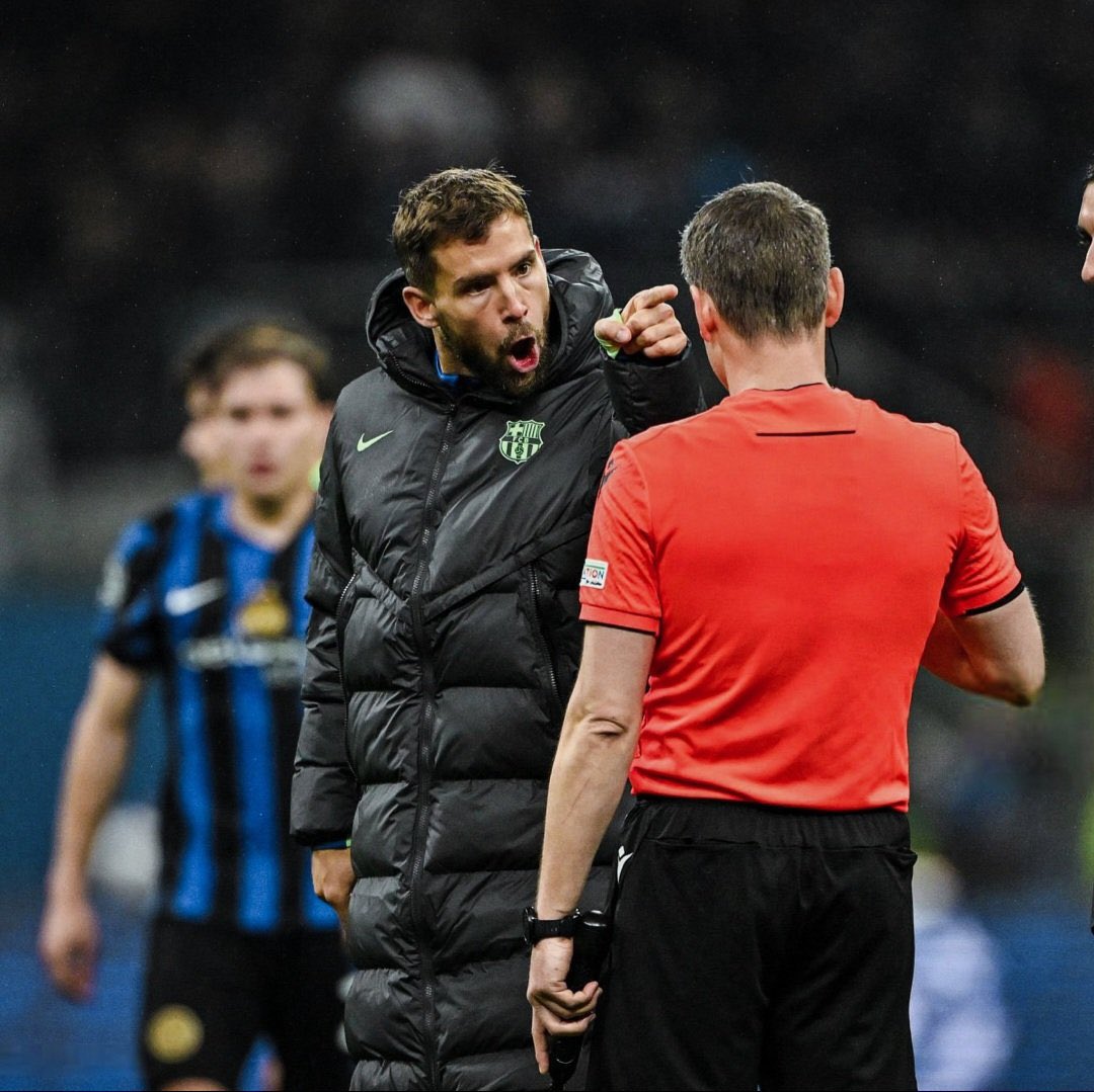 barccelonii2's tweet image. "هذه الصورة سيتناقلها الاجيال ..
سيفتشون عن سبب اشارة (اينغو) للحكم"

وسيعرفون ان ما حصل اكبر فضيحة تحكيمية بالتاريخ !!