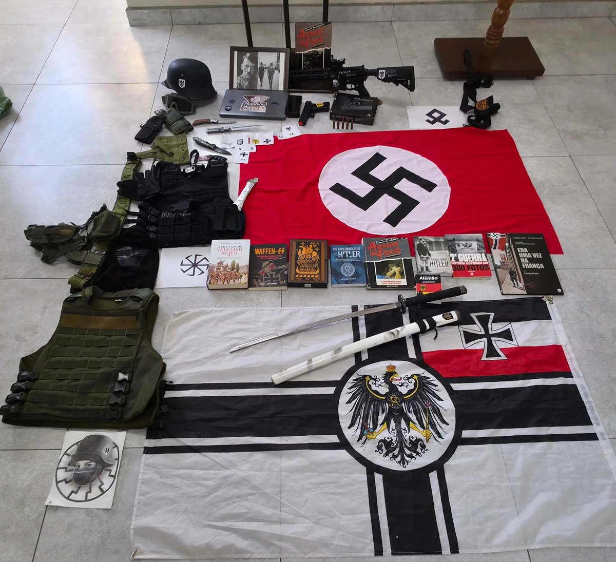 slpng_giants_pt's tweet image. 📢 Jovem é preso no Paraná por apologia ao nazismo e planejamento de fazer live de ataques

O suspeito de 21 anos mora em Ponta Grossa e fazia publicações nas redes com símbolos nazistas e menções a atentados.

Ele foi preso pelos crimes de apologia ao nazismo e posse irregular…