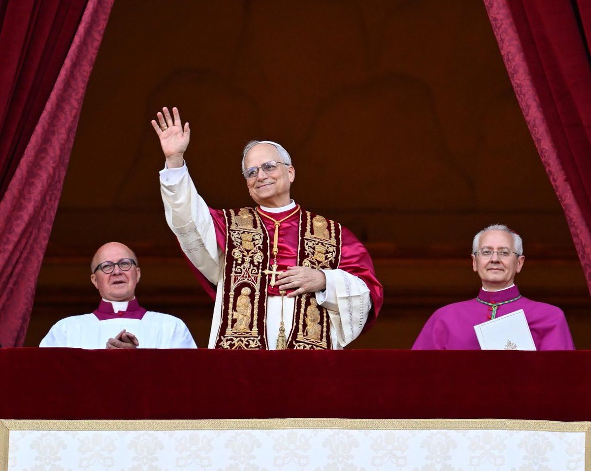 ¡Habemus papam! El cardenal estadounidense Robert Francis Prevost ha sido elegido como el nuevo pontífice y tomará el nombre de Leo XIV.🇻🇦✨