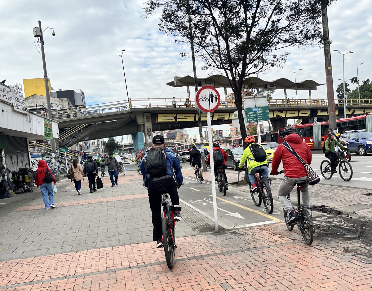 SectorMovilidad's tweet photo. ¡Hoy celebramos el Día de la Movilidad Sostenible desde nuestra Red Muévete Mejor! 🚶🚶‍♀️

Cada primer jueves del mes, acompañamos a distintas entidades del Distrito en la promoción de medios de transporte sostenibles que tenemos en la ciudad: 

🚲Bicicleta
🛴Patineta eléctrica
🚶Caminata
🚌Transporte público. 

#RedMueveteMejor #MovilidadSostenible