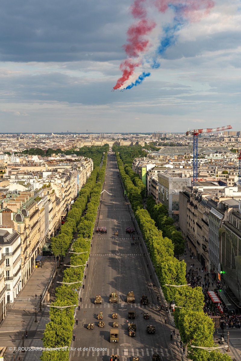 PAFofficiel's tweet photo. Lors de la commémoration des 80 ans de la Libération, le ciel parisien s'est orné du panache tricolore de la Patrouille de France 🇫🇷 

Au travers de ce premier passage de la saison, nous rendons un hommage vibrant à tous ceux qui ont offert leur courage, pour notre liberté. https://t.co/ZyM9JlQgIp