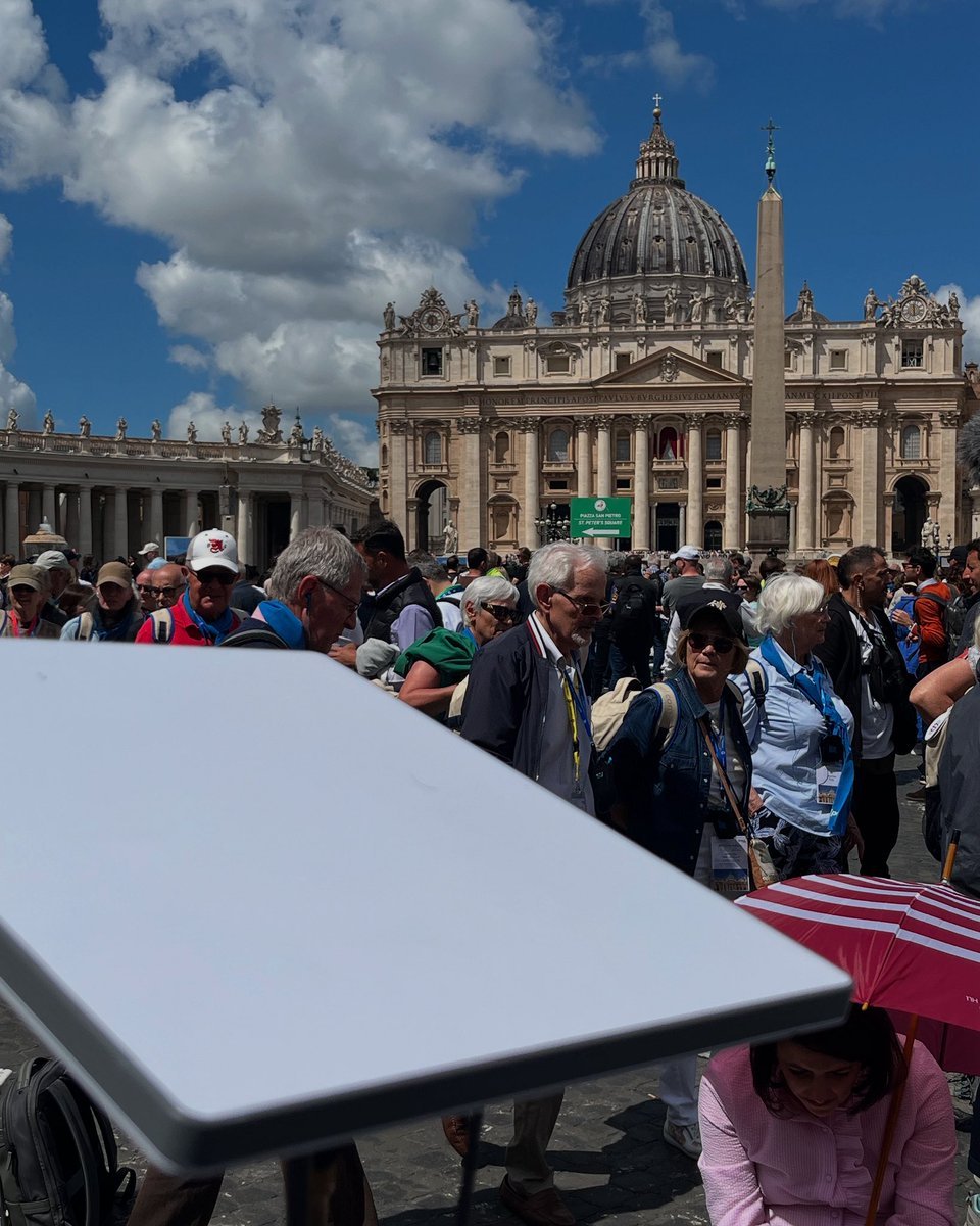 Sabe o que é isso na Praça de São Pedro?
Exatamente, um equipamento da <a href="/Starlink/">Starlink</a> de Elon Musk, adotado por centenas de meios de comunicação em Roma para fazer a transmissão ao vivo.
Não há nenhuma empresa capaz de competir com a Starlink.
Os militantes de redação precisam usar.