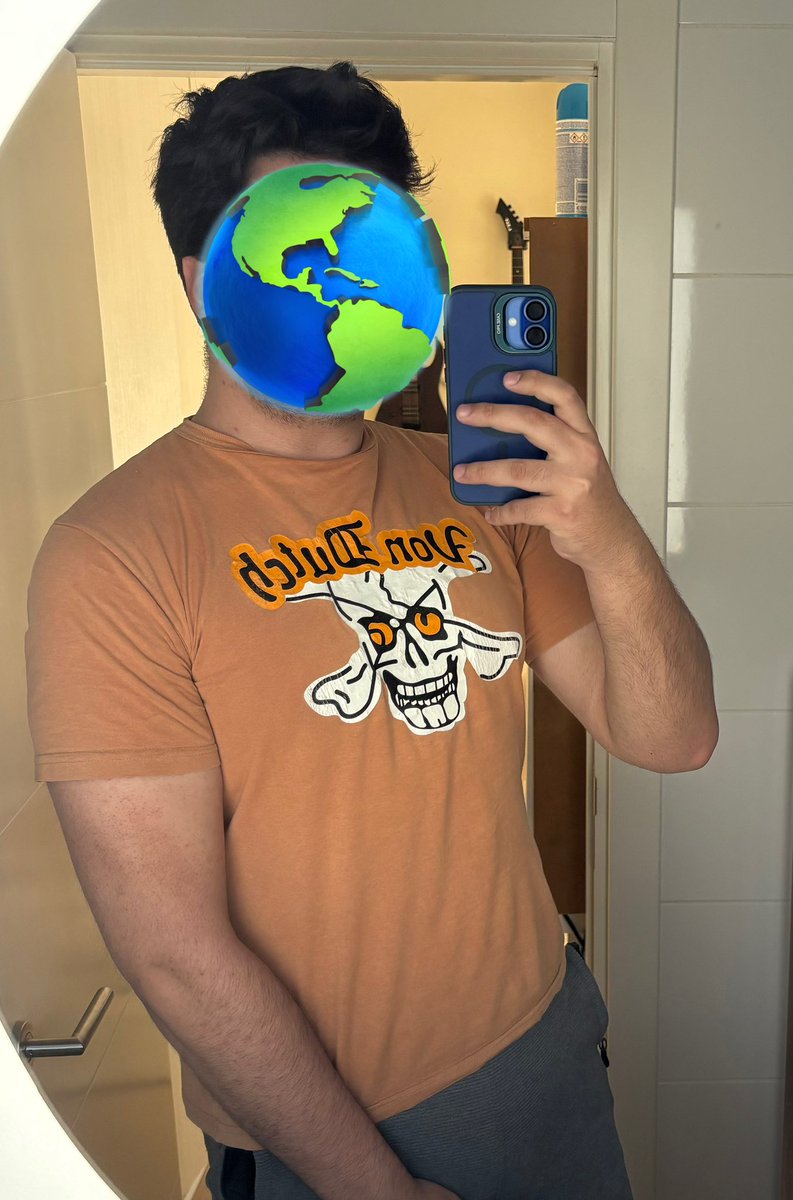 Lisedeyken evde giydiğim tişörtü giyiyom şu an