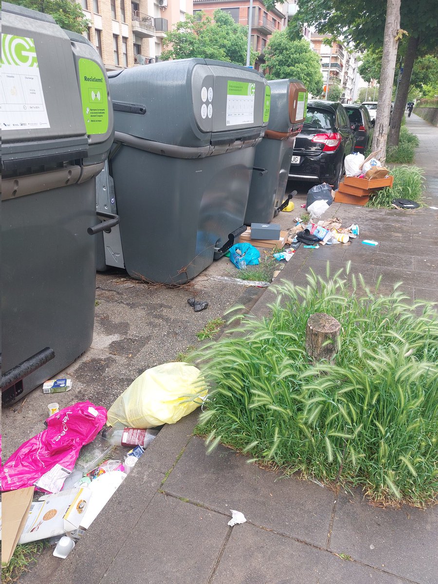 martaclavall's tweet photo. Un dia qualsevol al carrer Marquès Caldes de Montbui. Fa 3 setmanes que uns dels contenidors intel·ligents no és pot obrir i les basures queden amuntegades al carrer. @Girona_Cat els carrers de la nostra ciutat cada dia més bruts!!!! https://t.co/nBydGROl2h
