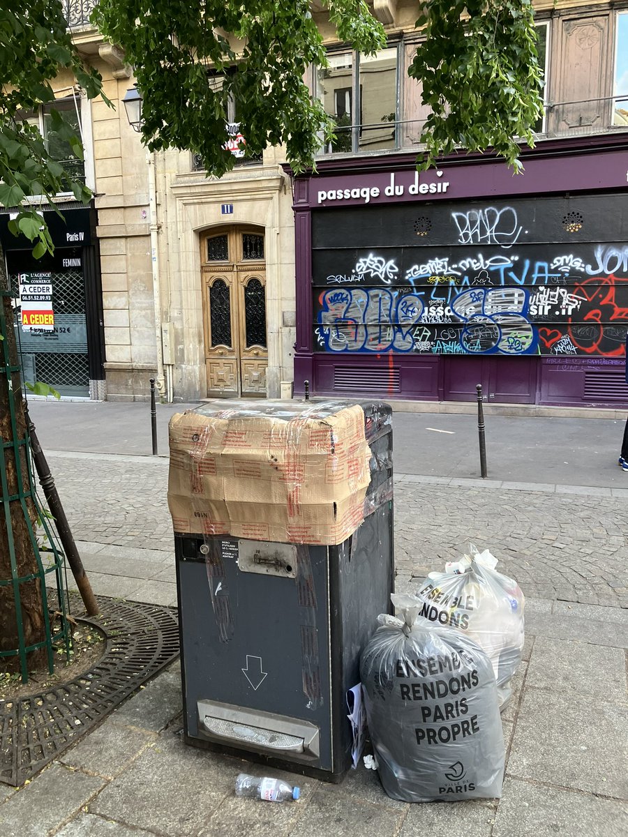 Quelques jours plus tard…

« Rendons Paris propre », est-il écrit sur les sacs.