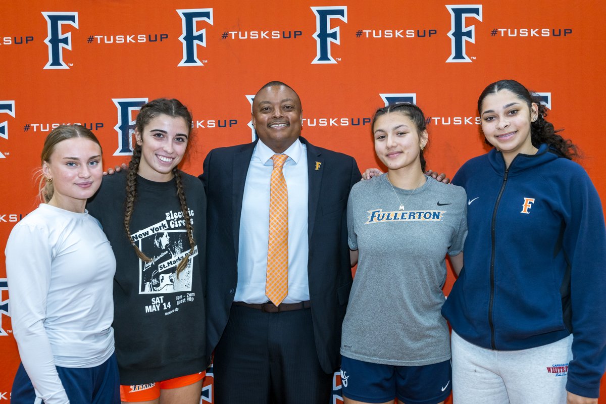 FullertonWBB's tweet image. First moments with the new boss‼️

📸 : @KatieAlbertson_ 

Check the rest of the gallery here
fullertontitans.com/galleries/wome…

#TusksUp