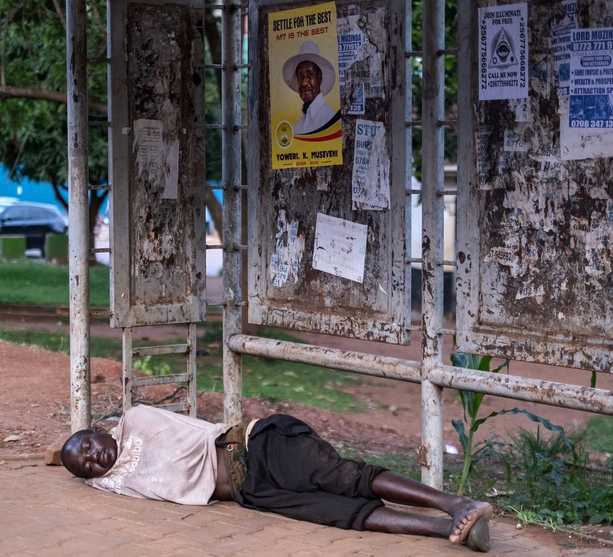brucenahabwe1's tweet photo. Uganda summarized in a picture😑 https://t.co/zIYhdzUdED
