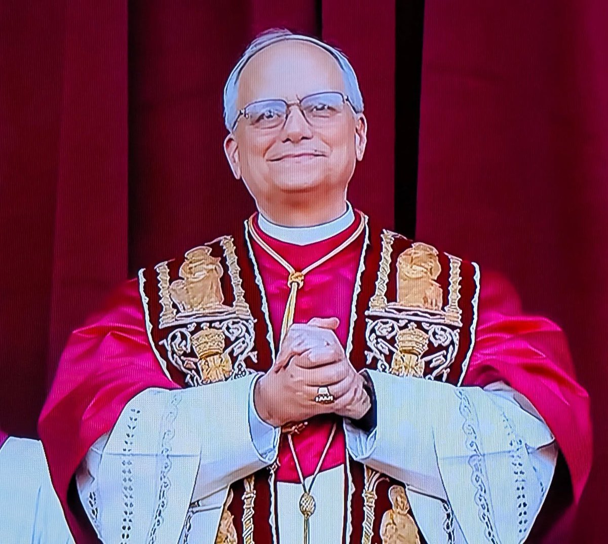 Tenemos papa. Robert Francis.
Yo no tengo ni idea de quien es,  pero rezaré por él, que es rezar por nosotros. Dios le guíe <a href="/vaticannews_es/">Vatican News</a> <a href="/news_vaticano/">News Vaticano 🇻🇦</a> <a href="/ObserVaticano/">ObservatorioVaticano</a> <a href="/EWTNVaticano/">EWTN Vaticano</a>