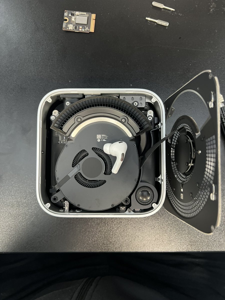 MacLifePL's tweet image. Rozbudowa dysku SSD w mac Mini M4 jest dziecinnie prosta. 2300 zł za 2TB to chyba dobra cena? Jak myślcie?