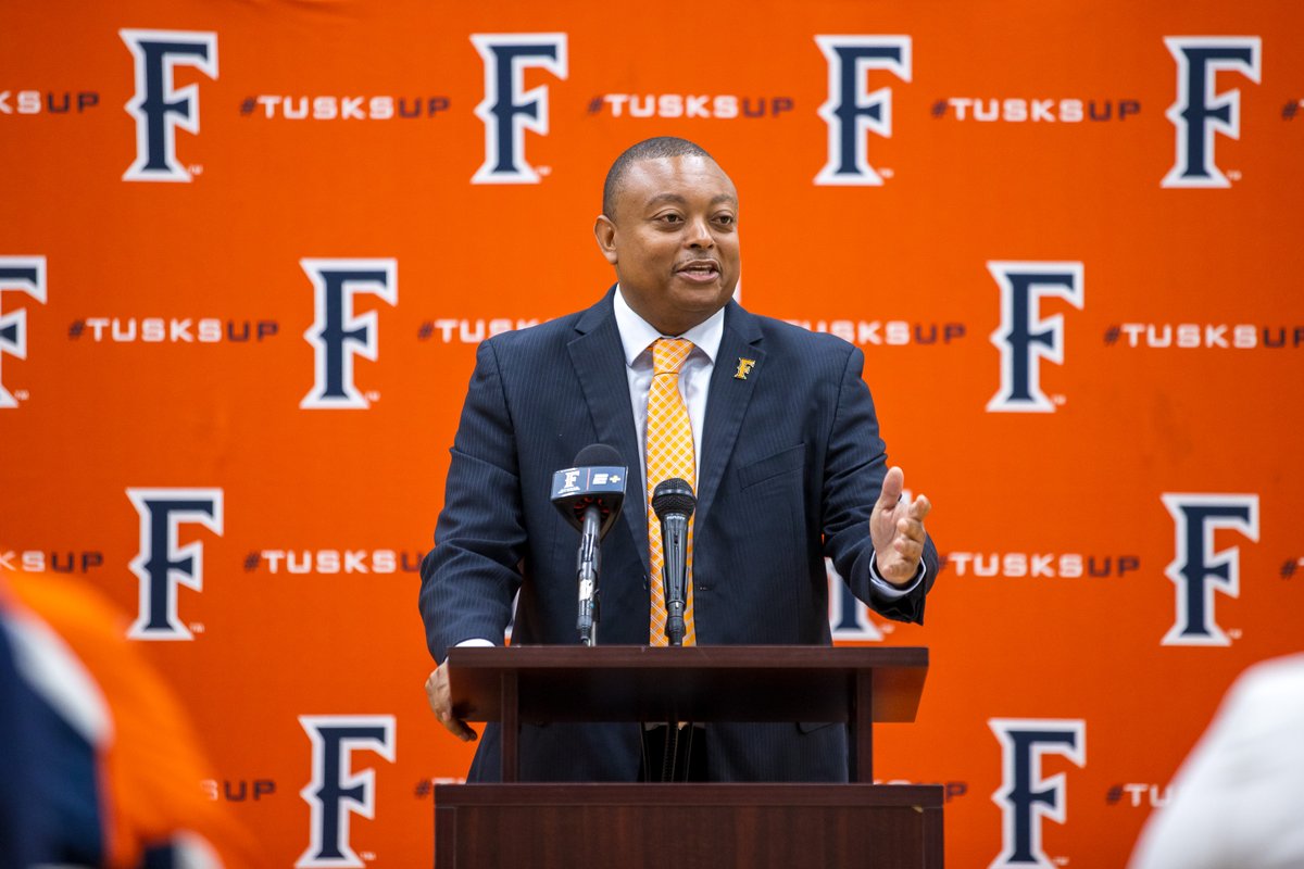 FullertonWBB's tweet image. First moments with the new boss‼️

📸 : @KatieAlbertson_ 

Check the rest of the gallery here
fullertontitans.com/galleries/wome…

#TusksUp