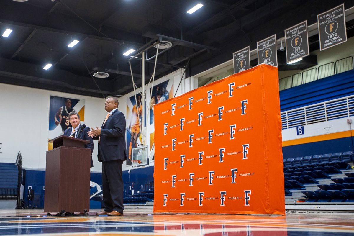 FullertonWBB's tweet image. First moments with the new boss‼️

📸 : @KatieAlbertson_ 

Check the rest of the gallery here
fullertontitans.com/galleries/wome…

#TusksUp