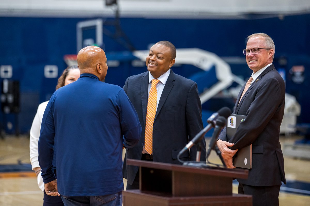 FullertonWBB's tweet image. First moments with the new boss‼️

📸 : @KatieAlbertson_ 

Check the rest of the gallery here
fullertontitans.com/galleries/wome…

#TusksUp