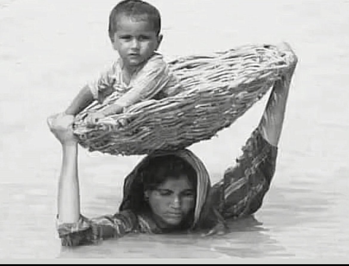 يعرف قصة هذه الصورة
وش صار بالطفل والام ؟
والقصيدة المشهورة:
عبرت الشط على مودك .. وخليتك على راسي.
القصة كاملة هنا بالبرنامج الاصفر:

snapchat.com/t/VsrTc1qX

#الخميس_الونيسᅠ #النصر_الاتحاد #جازان #امر_ملكي  #الاوامر_الملكيه #الطايف_الان #يوم_الجمعة #صلو_على_النبي