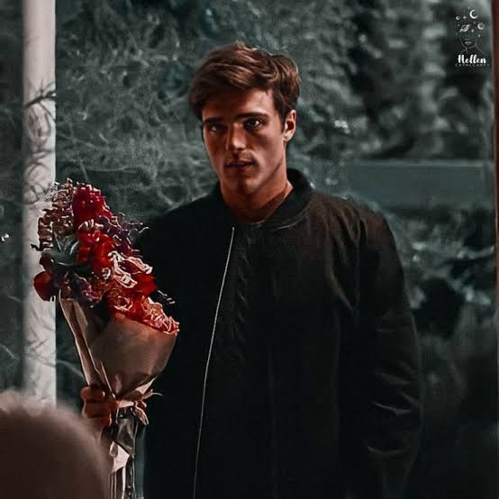 SeducerOfGirls's tweet photo. A bouquet of flowers is being brought by Nate, to apologize to his girlfriend. https://t.co/QwITxDDkGP