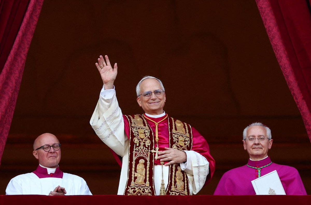 Primer papa estadounidense, con alma peruana: fue obispo en Chiclayo y tiene DNI peruano. 🇵🇪
Su elección, rápida y clara, refleja una Iglesia unida y dispuesta a tender puentes.
Éxitos en esta nueva etapa.
#LeónXIV