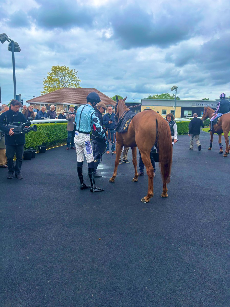 A few non-runners, but an enjoyable day at Huntingdon nonetheless!

And great to see the well backed Lyness Dancer land the best bet of the day in good style.

Class 5 Handicap Hurdles 🤝