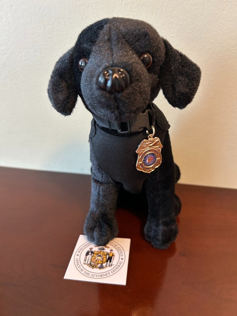 ArsenalRecon's tweet image. Headed back to the office after a few days at the Wisconsin ICAC conference where we provided training to digital forensics practitioners doing incredibly important work. We also learned more about how ESD (Electronic Storage Detection) K-9s are used & saw them in action. #DFIR