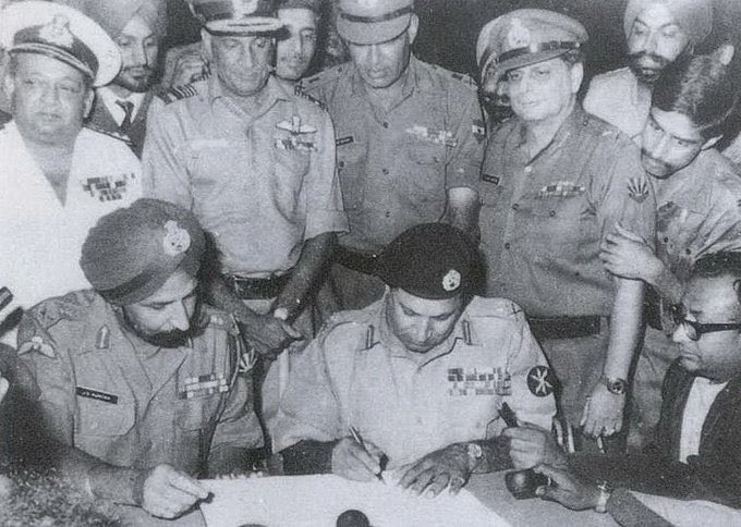 FanPriyankaGV's tweet photo. 1971 के बाद पाकिस्तान सेना के आत्मसमर्पण की ऐसी तस्वीर फिर से आने वाली है।

जय हिन्द, जय हिन्द की सेना 🇮🇳 https://t.co/1sCKjfBe7Q