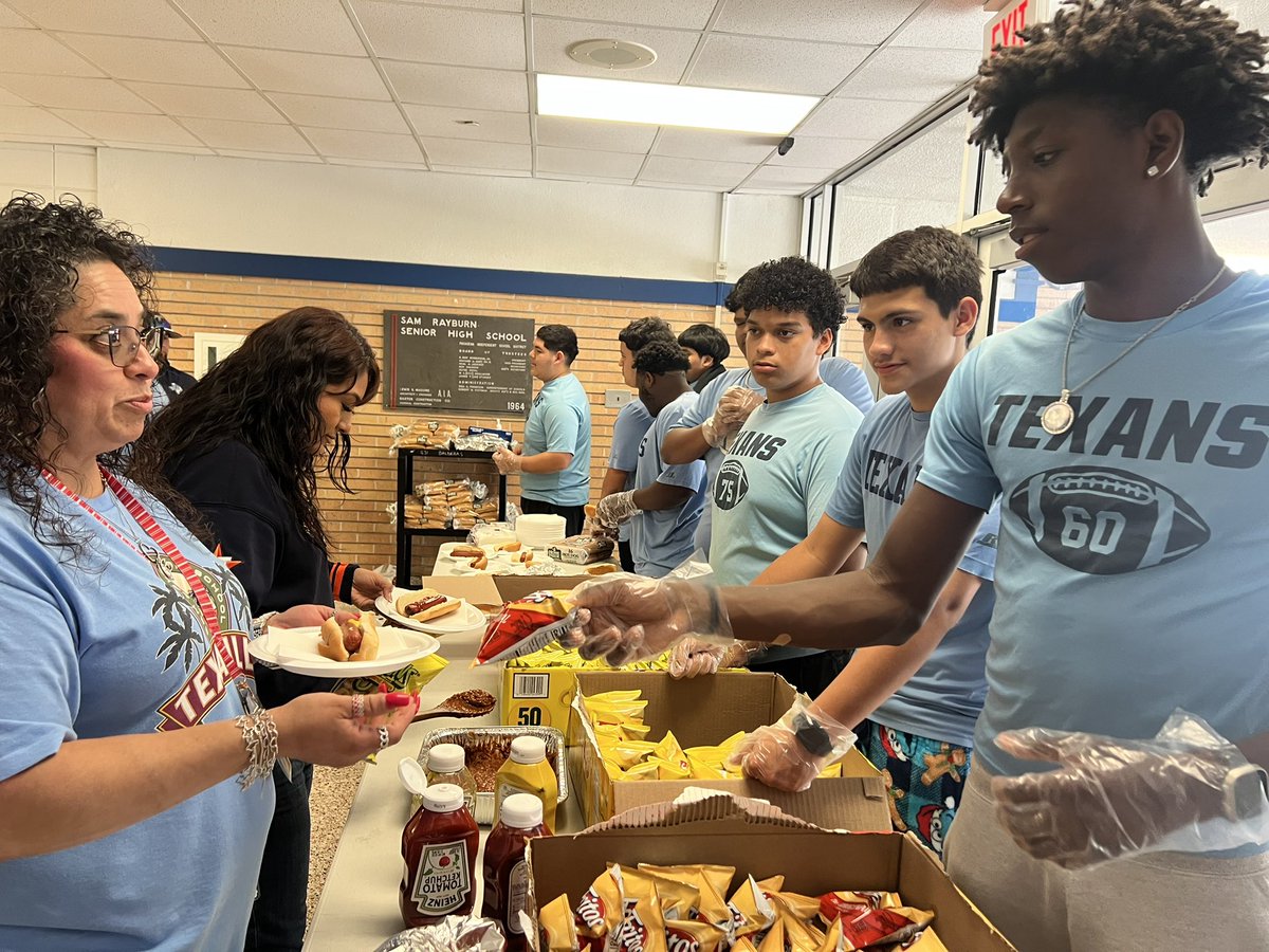 Today for Teacher Appreciation Week our Coaching staff wanted to thank our Teachers for everything that they do! With the help of our kids who volunteered to serve our teachers we were able to make today a success! Thank you teachers for being difference makers! <a href="/Athletics_PISD/">Pasadena ISD Athletics</a>