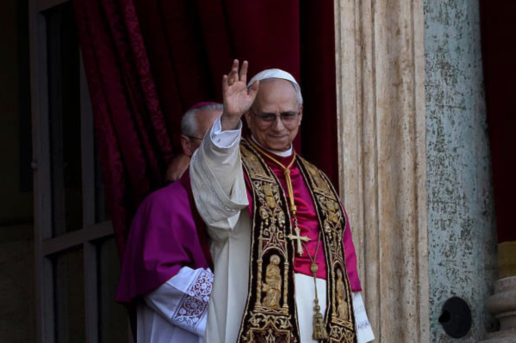 josemarimayoral's tweet photo. Habemus Papam. Por tercera vez en este siglo, en menos de 24 horas, cardenales de todo el mundo se han reunido y han acordado designar al nuevo obispo de Roma. Los cardenales han escogido al Cardenal Robert Francis Prevost que ha tomado el nombre de Papa León XIV. https://t.co/qThycDLRIj