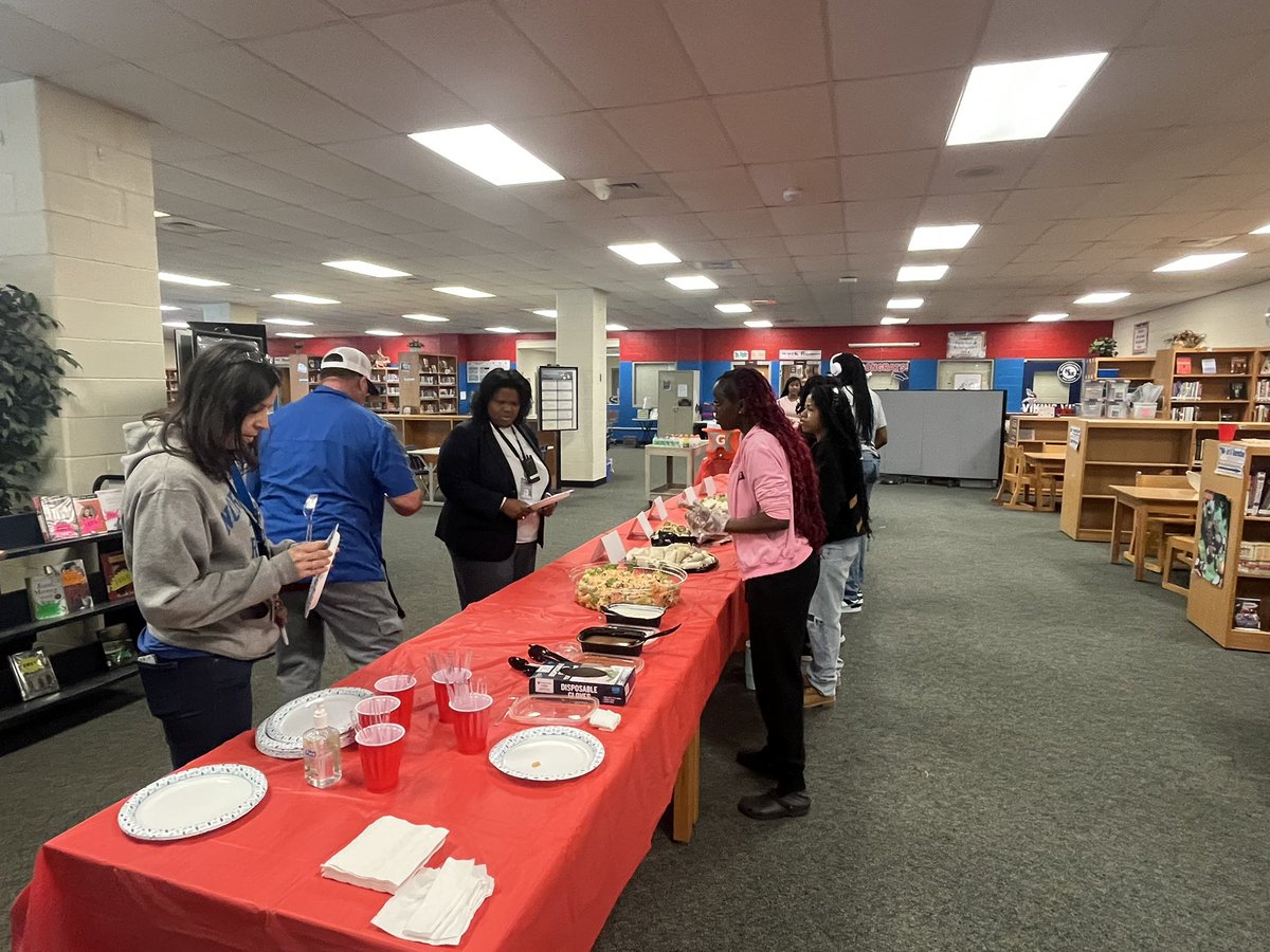 North Mecklenburg Athletics (@nm_vikings) on Twitter photo 🔥Thank you <a href="/TheHickoryTav/">Hickory Tavern</a> Harris and GM Sandra Singer for providing the food for our teacher appreciation luncheon!! Great job N.Meck SAAC and SGA for serving the teachers that serve us everyday❤️💙 🔥Thank you <a href="/TheHickoryTav/">Hickory Tavern</a> Harris and GM Sandra Singer for providing the food for our teacher appreciation luncheon!! Great job N.Meck SAAC and SGA for serving the teachers that serve us everyday❤️💙