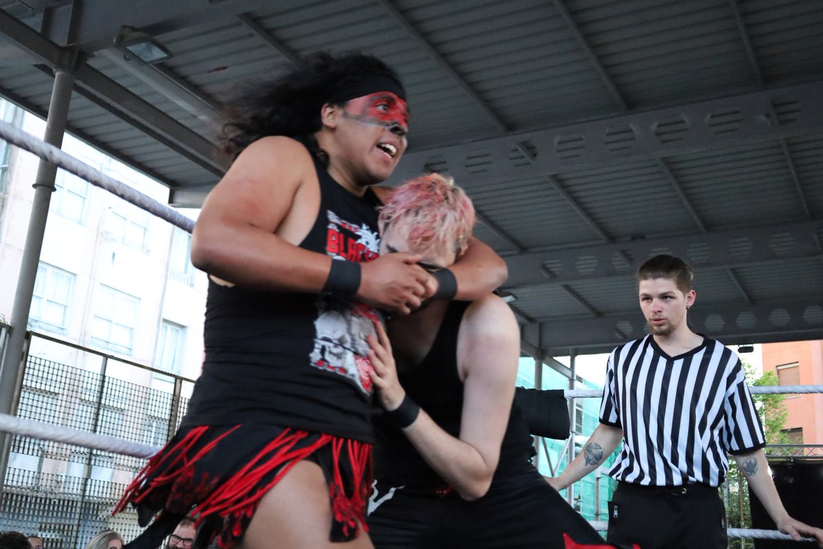 coast_wrestling's tweet photo. GAUNLET: 🏴LORD VITY vence a BLACKPOOL🩸

3/5

📸 @_GuilleDuvison 
📸 DavidAntiStuart https://t.co/D2HvT0XVgd