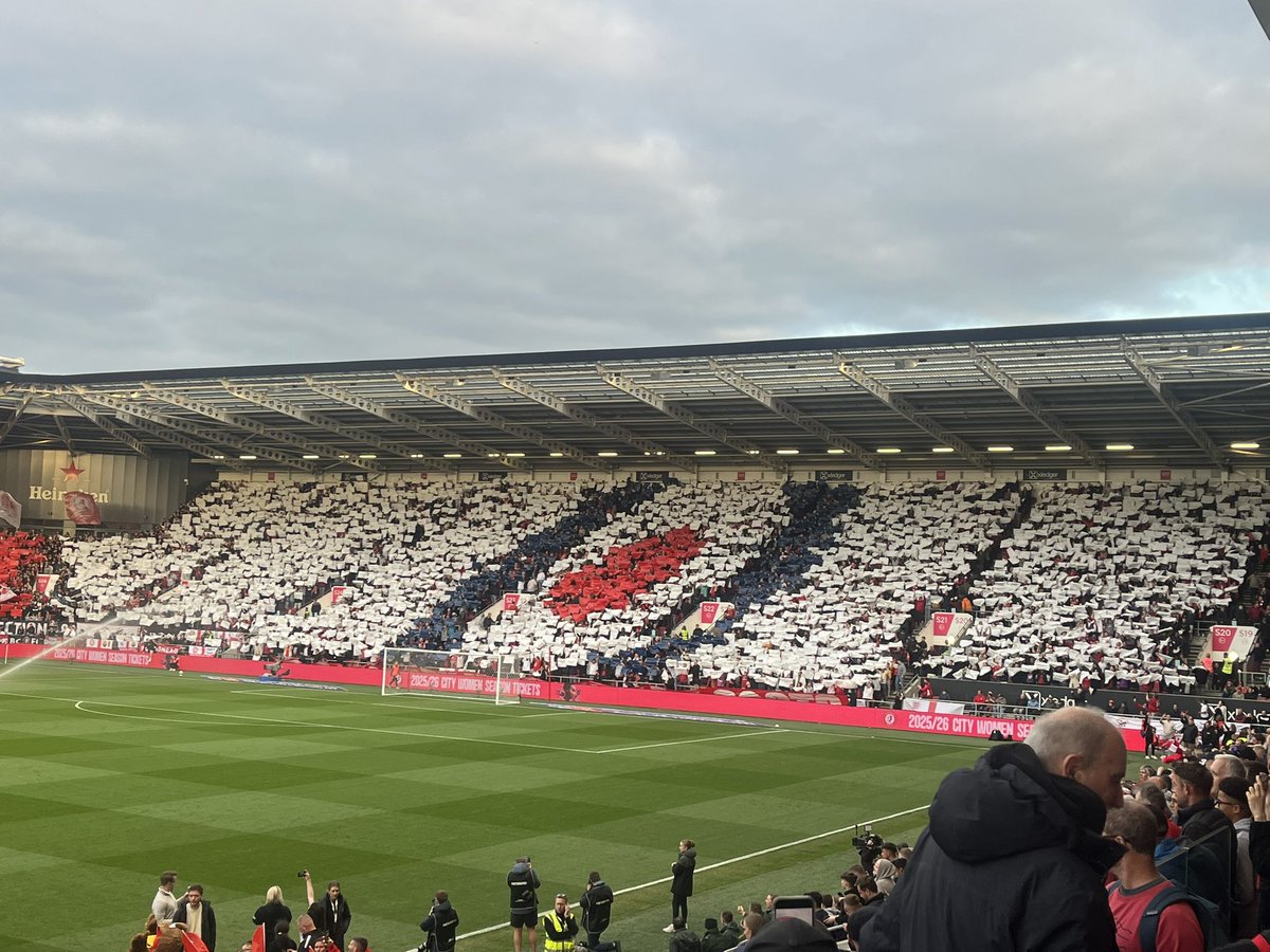 TheExiledRobin's tweet photo. Awesome @Section_82 @ashtongatestad 
EIEIEIO https://t.co/D4fI5bYVyk