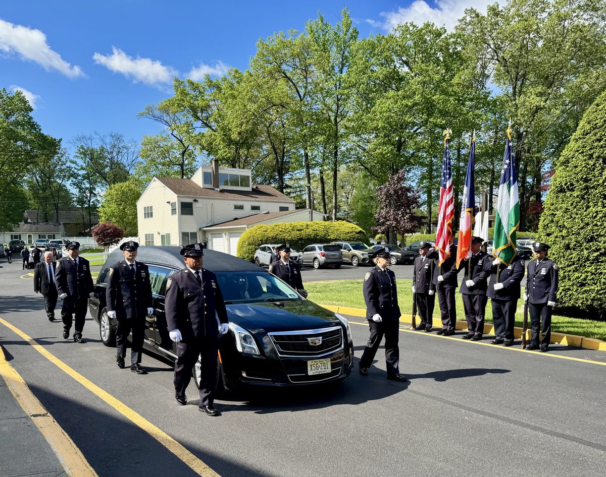 Lieutenant Geoffrey Heanue retired in 1991 from Operations and was a proud <a href="/USArmy/">U.S. Army</a> Veteran. 

Lieutenant Heanue’s family was presented with our department flag in his honor. 

May he rest in eternal peace.
#NeverForget
<a href="/NYPDnews/">NYPD NEWS</a>