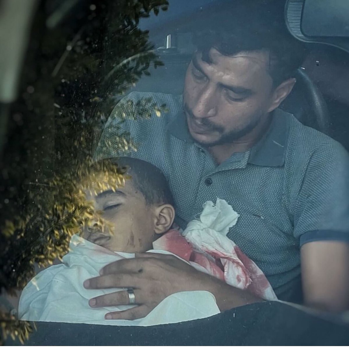 🚨The last ride,
A father holds his child one final time after he was killed by an Israeli strike in Gaza.