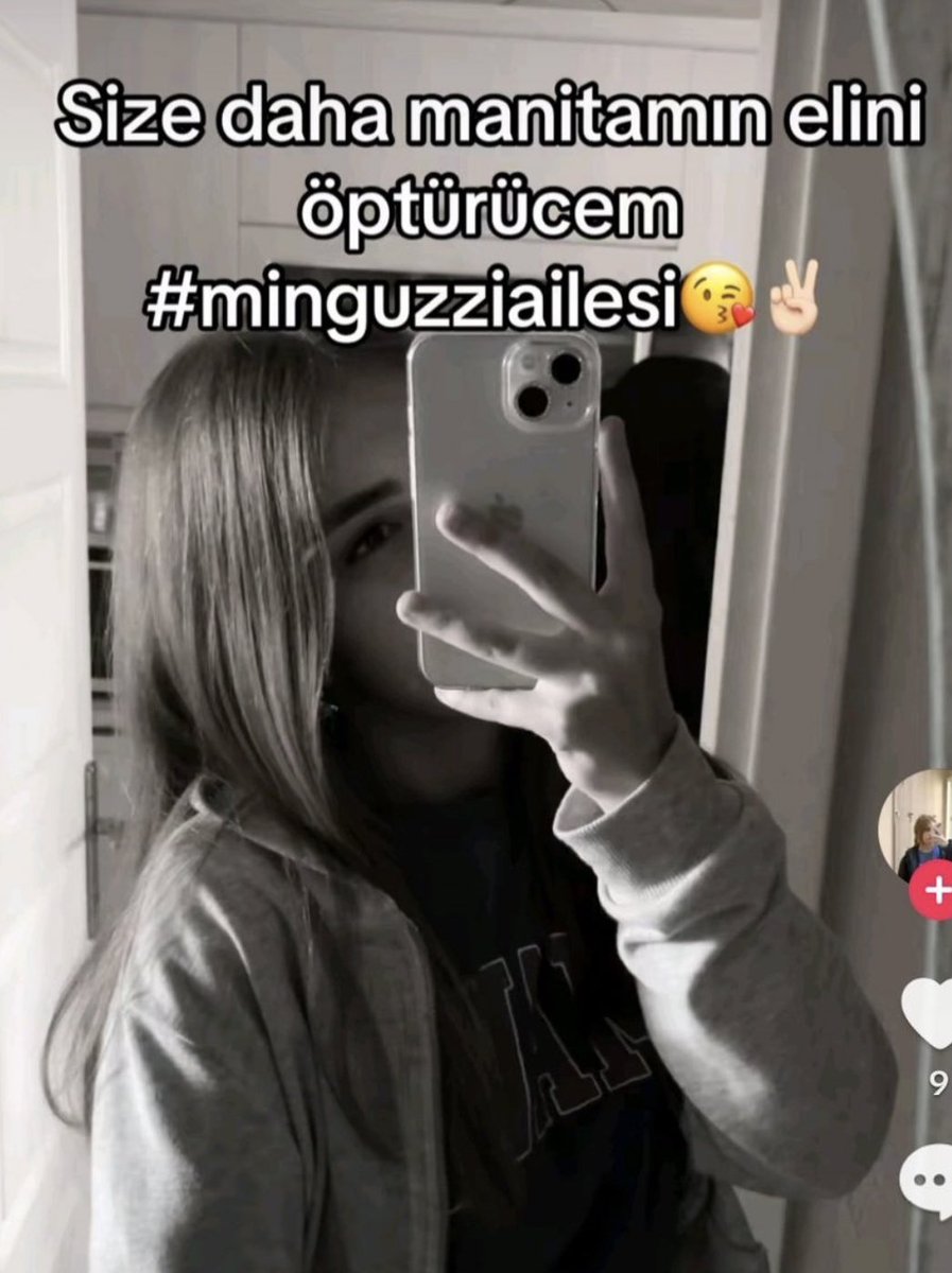 aysenurafyon's tweet photo. Bakalım kim kimi öpecek 😘 https://t.co/JXy7o2GAsh