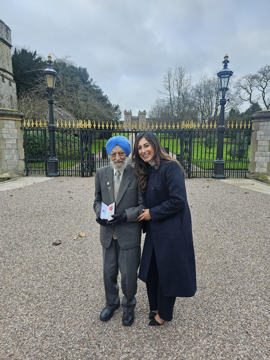 I had the honour of interviewing the only surviving #Sikh #WW2 veteran in the UK, Havildar Major Rajinder Singh Dhatt, a few years ago…Now, too frail to talk, I spoke to his granddaughter, Amrit, about #VEDay80 

Listen 01:51:00 into the show

bbc.co.uk/sounds/play/m0…