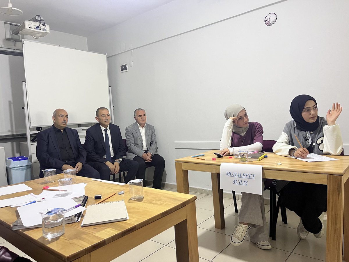 Türkiye Münazara ligi yarışmalarının Lise kategorisi il finalleri İpekyolu gençlik merkezimizde gerçeklesti.
#MünazaraYarışması
 #FikirÖzgürlüğü