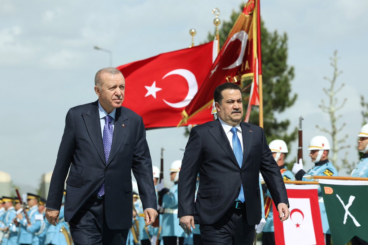 rterdogan_ar's tweet image. اجتمعت اليوم مع رئيس الوزراء العراقي أخي العزيز السيد السوداني في المجمع الرئاسي، ووقعنا عددا من الاتفاقيات التي من شأنها أن تدفع علاقاتنا إلى مستوى متقدم. 🇹🇷🇮🇶
نحن نعتبر تطوير تعاوننا في كافة المجالات واجبا تمليه علينا روابط الأخوّة التي تجمعنا.
لقد أكدنا عزمنا على مواصلة…
